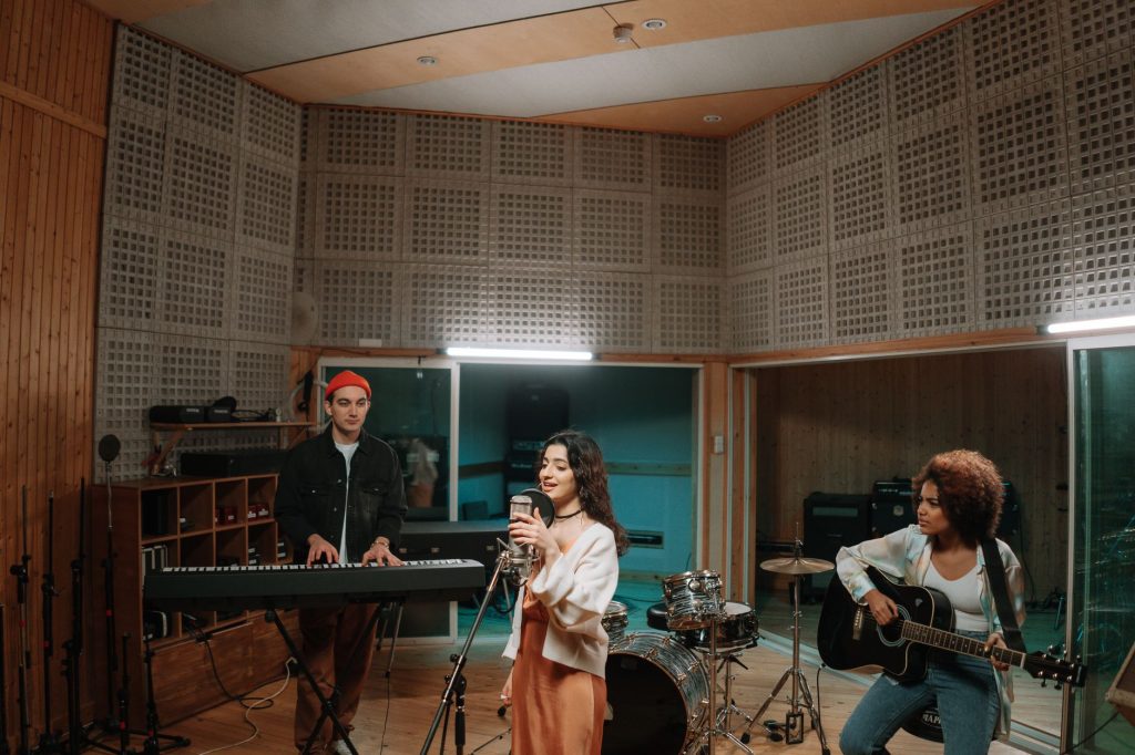 Nuevas colaboraciones entre artistas españoles y latinoamericanos marcan tendencia