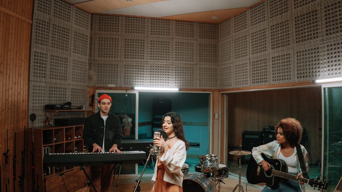 Nuevas colaboraciones entre artistas españoles y latinoamericanos marcan tendencia