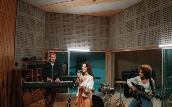 Nuevas colaboraciones entre artistas españoles y latinoamericanos marcan tendencia