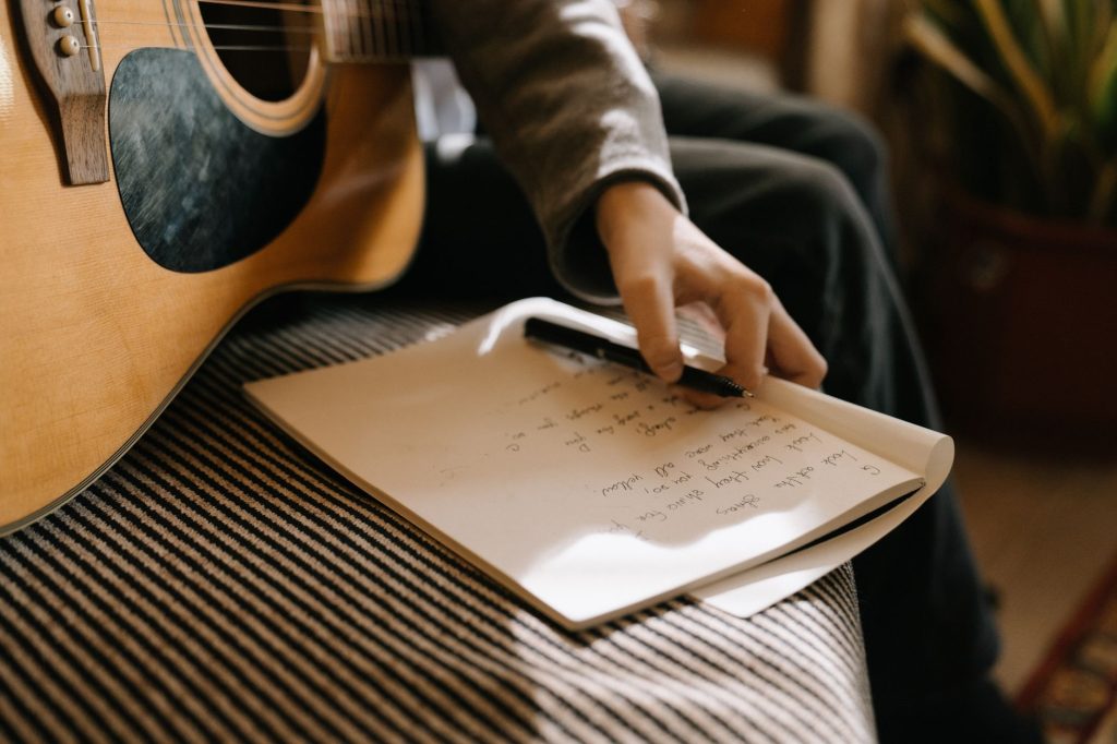 El arte de escribir canciones: cómo los grandes compositores encuentran su voz