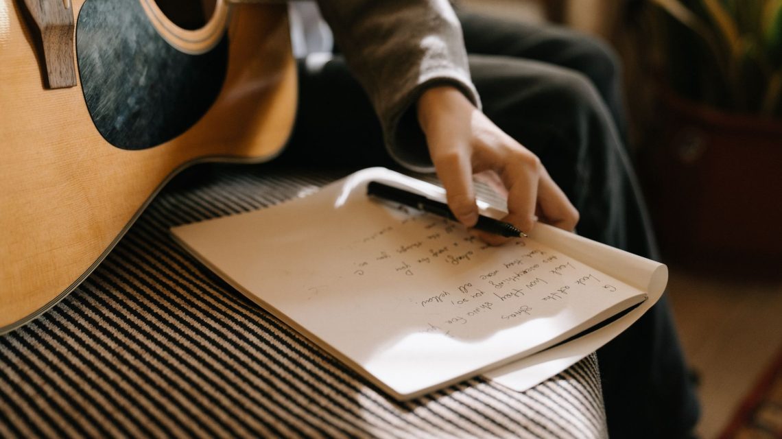 El arte de escribir canciones: cómo los grandes compositores encuentran su voz