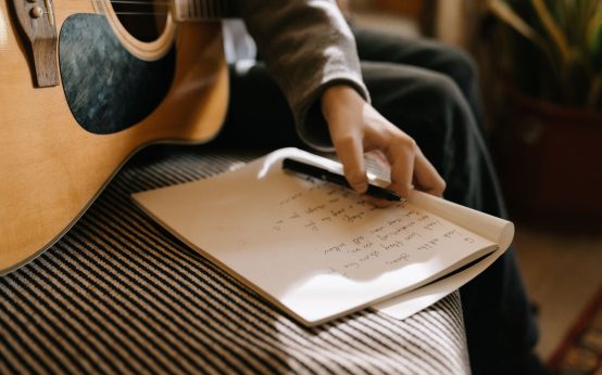 El arte de escribir canciones: cómo los grandes compositores encuentran su voz