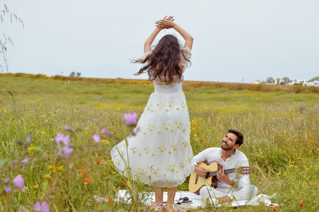 El reggaetón romántico vuelve con fuerza: los temas del momento