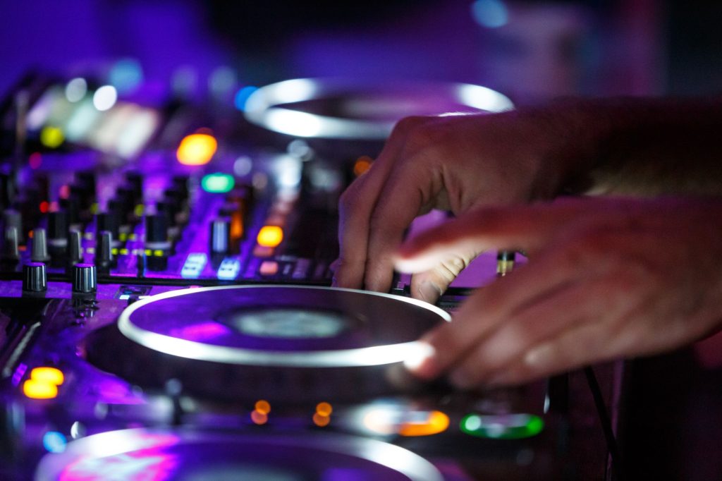 Ibiza y la electrónica: la isla que cambió la música del mundo