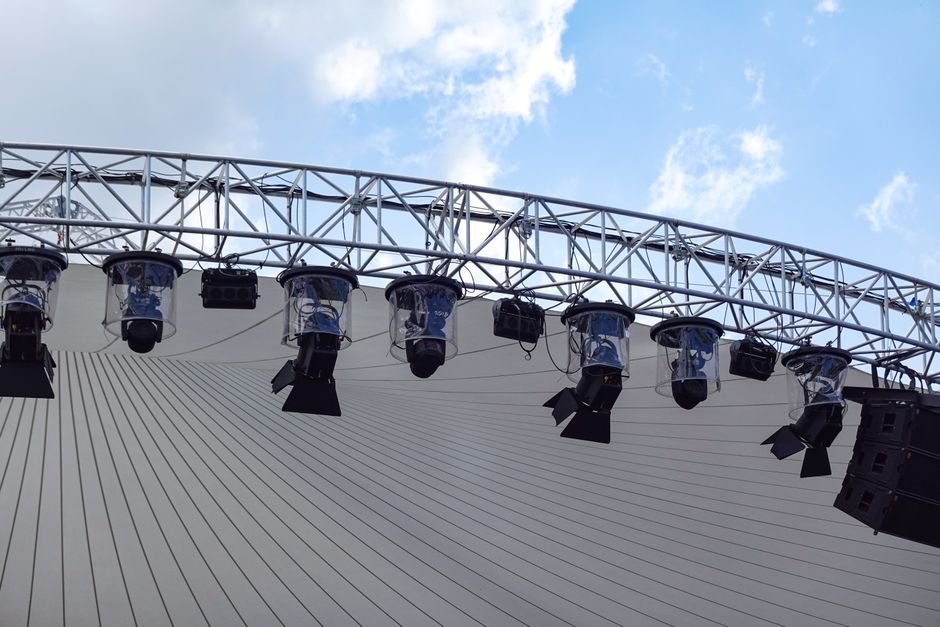 Escenario de concierto en estadio de fútbol con iluminación espectacular para evento masivo