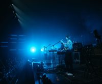 Ambiente de concierto pop en directo con público emocionado bajo luces nocturnas