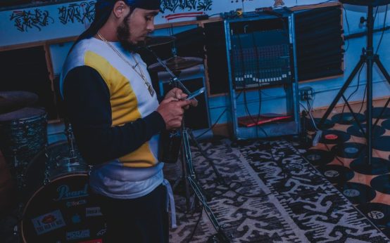 Ambiente de grabación en estudio de música urbana, atmósfera creativa con equipos de producción