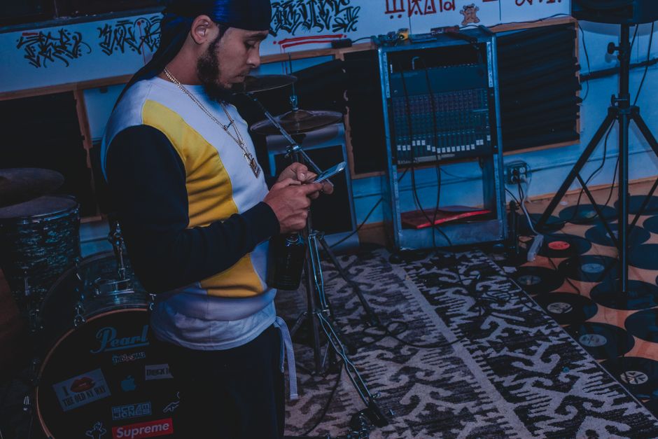Ambiente de grabación en estudio de música urbana, atmósfera creativa con equipos de producción