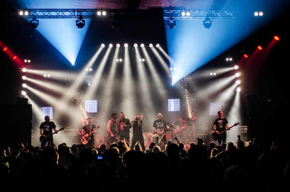 Escenario de concierto de rock con iluminación intensa y atmósfera vibrante