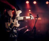 Concierto de rock independiente en directo con iluminación atmosférica