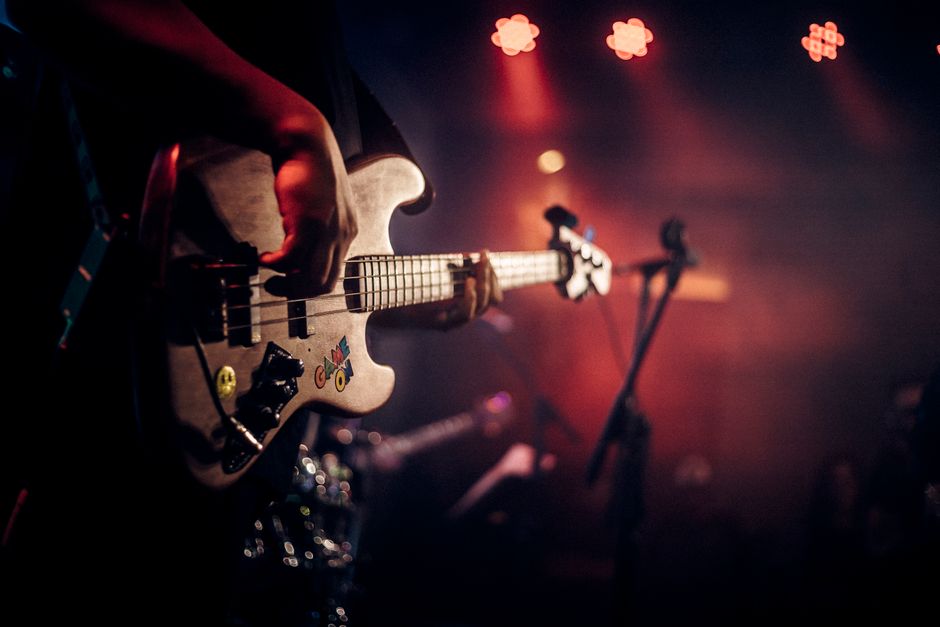 Concierto de rock independiente en directo con iluminación atmosférica