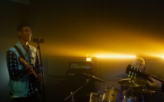 Escenario de concierto pop con atmósfera íntima y luces suaves