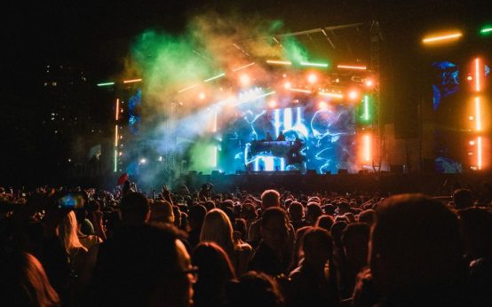Ambiente de concierto de reggae con luces cálidas y atmósfera vibrante