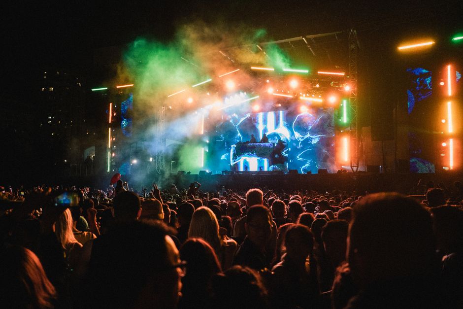 Ambiente de concierto de reggae con luces cálidas y atmósfera vibrante
