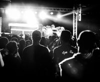 Escenario de concierto pop con luces brillantes y atmósfera festiva