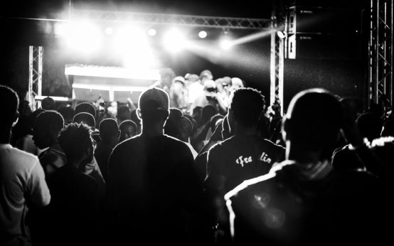 Escenario de concierto pop con luces brillantes y atmósfera festiva