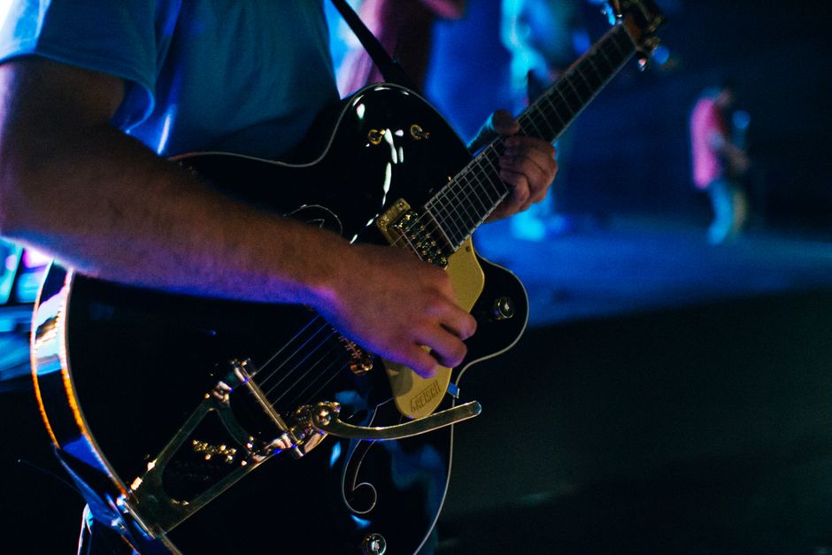 Concierto de rock británico con atmósfera vintage y energía de los años sesenta