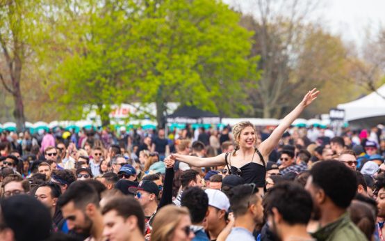 Ambiente de festival de música al aire libre en verano con público y escenario