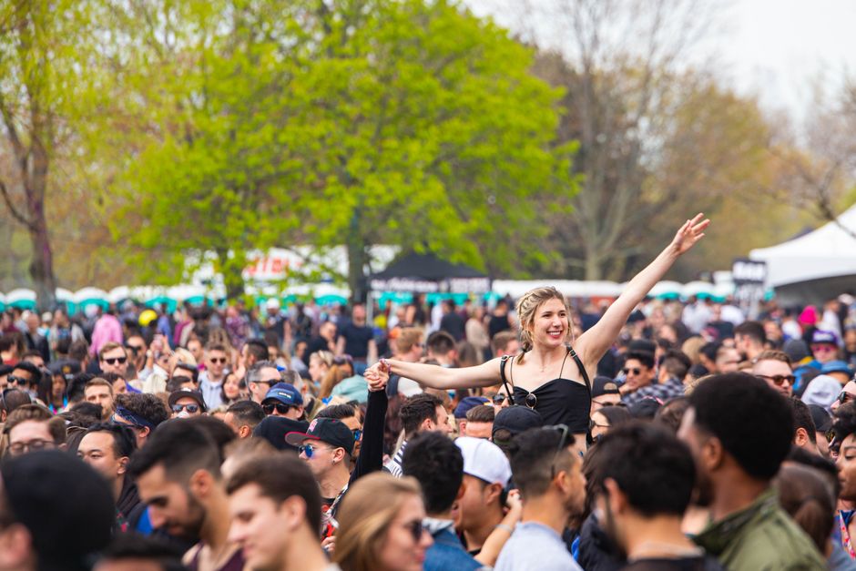 Ambiente de festival de música al aire libre en verano con público y escenario