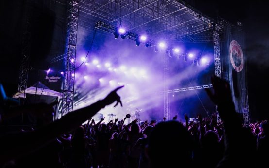Escenario de concierto de rock con luces intensas y atmósfera energética en directo