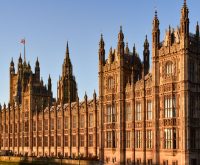 Edificio emblemático de la política británica, símbolo de instituciones y decisiones de gobierno