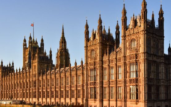 Edificio emblemático de la política británica, símbolo de instituciones y decisiones de gobierno
