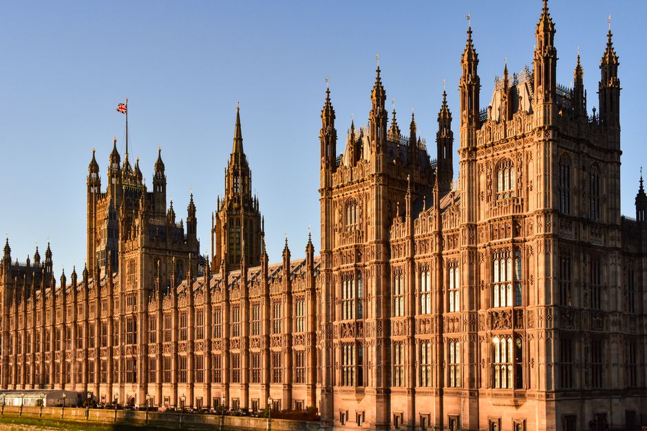 Edificio emblemático de la política británica, símbolo de instituciones y decisiones de gobierno