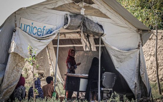 Atmósfera de solidaridad y educación en contexto de ayuda humanitaria