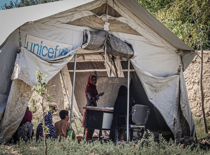 Atmósfera de solidaridad y educación en contexto de ayuda humanitaria