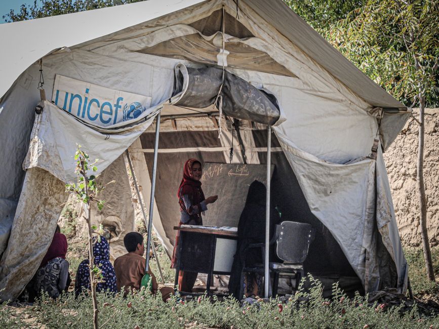 Atmósfera de solidaridad y educación en contexto de ayuda humanitaria
