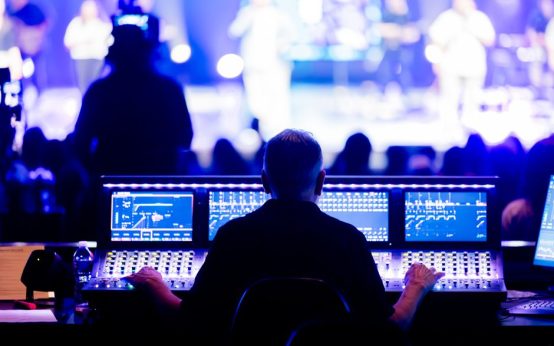 Escenario de concierto virtual con luces digitales y atmósfera futurista