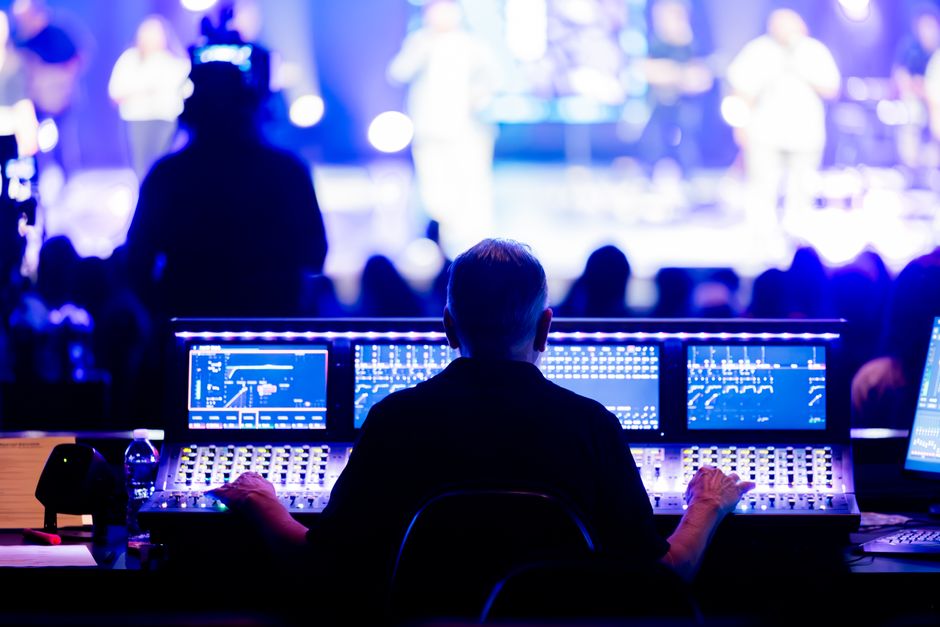 Escenario de concierto virtual con luces digitales y atmósfera futurista