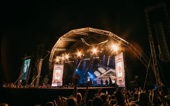 Atmósfera intensa de un concierto de nu-metal con iluminación dinámica y público entregado