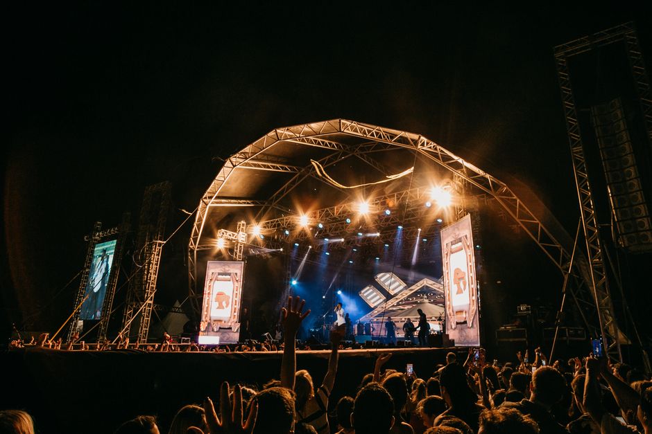 Atmósfera intensa de un concierto de nu-metal con iluminación dinámica y público entregado