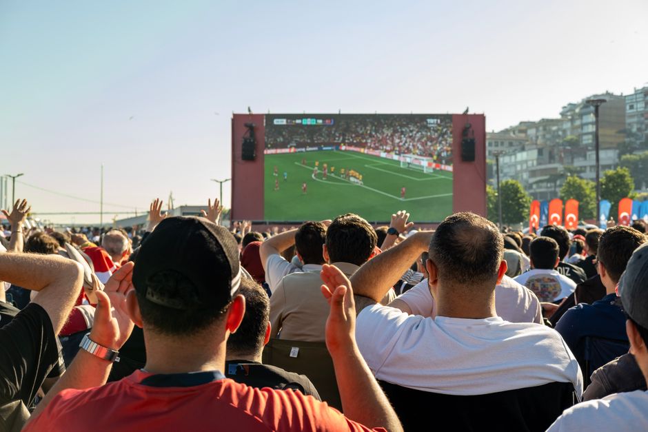 Celebración de victoria en un estadio de fútbol con confeti y ambiente de fiesta mundialista