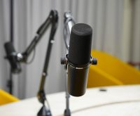 Estudio de radio con micrófono profesional, atmósfera de emisión en directo
