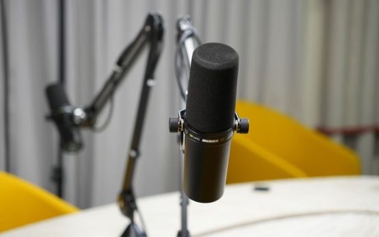 Estudio de radio con micrófono profesional, atmósfera de emisión en directo