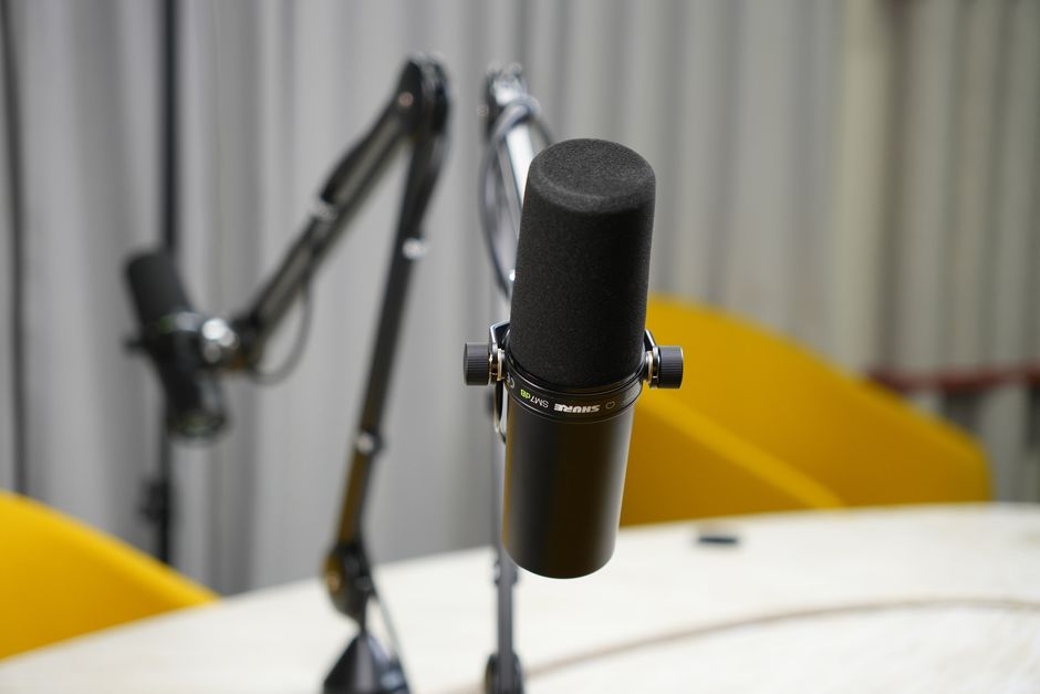 Estudio de radio con micrófono profesional, atmósfera de emisión en directo