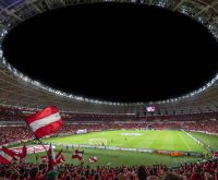 Ambiente de celebración en estadio de fútbol durante una Copa del Mundo