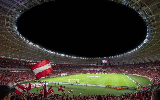 Ambiente de celebración en estadio de fútbol durante una Copa del Mundo