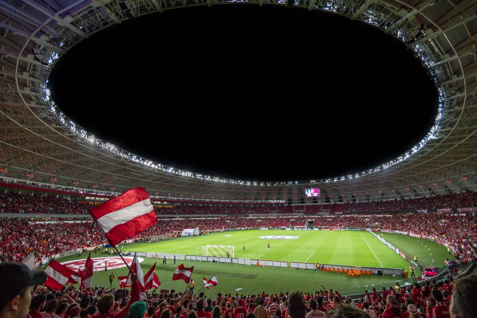 Ambiente de celebración en estadio de fútbol durante una Copa del Mundo
