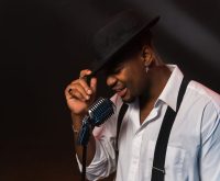 Concierto de soul con ambiente vintage y micrófono clásico sobre escenario iluminado