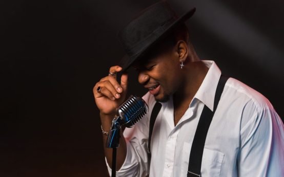 Concierto de soul con ambiente vintage y micrófono clásico sobre escenario iluminado