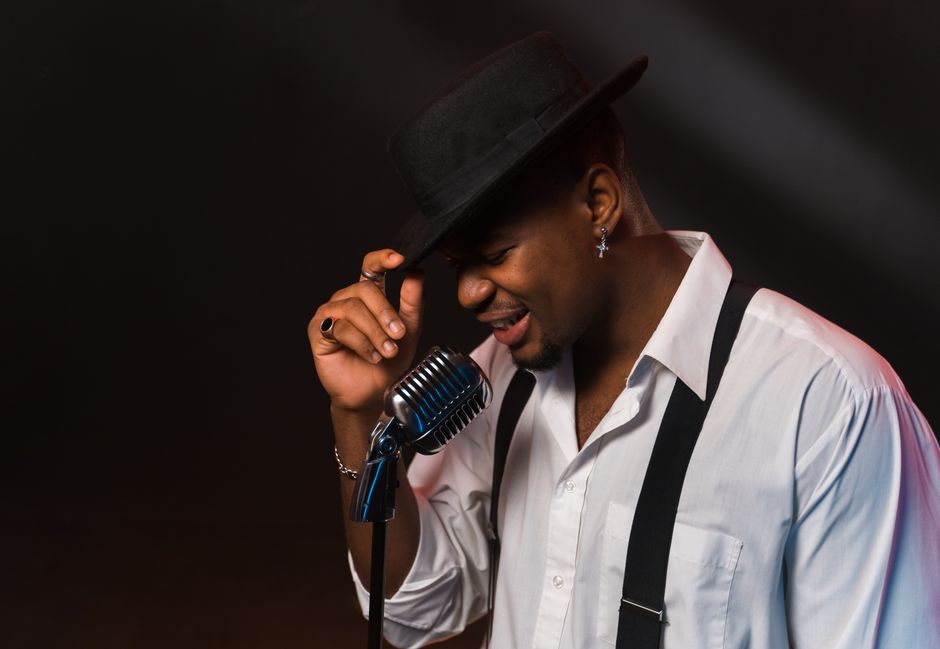 Concierto de soul con ambiente vintage y micrófono clásico sobre escenario iluminado