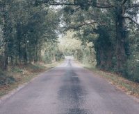 Atmósfera de música country americana con paisaje de carretera y referencias a Nashville