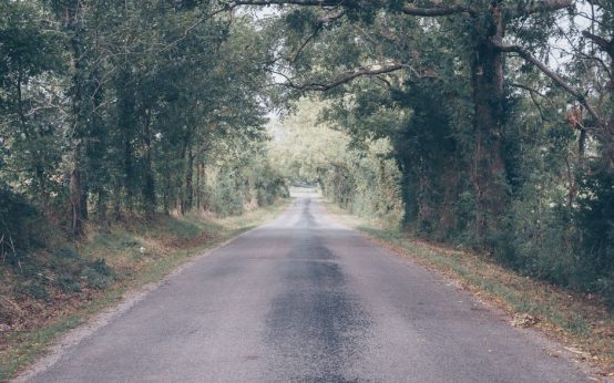 Atmósfera de música country americana con paisaje de carretera y referencias a Nashville