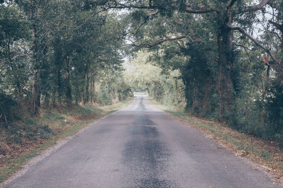 Atmósfera de música country americana con paisaje de carretera y referencias a Nashville