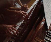 Atmósfera íntima de concierto acústico con instrumentos y ambiente cercano, propia del indie rock estadounidense
