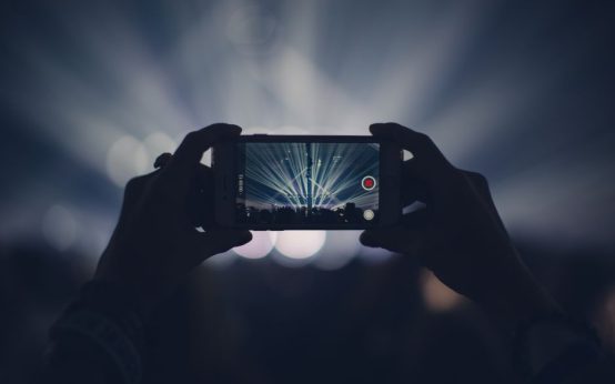 Escenario de concierto de metal con atmósfera oscura y luces intensas, evocando la fusión entre videojuegos y música pesada