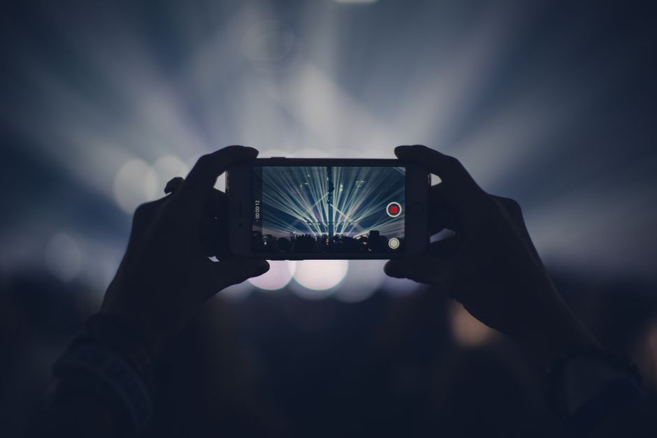 Escenario de concierto de metal con atmósfera oscura y luces intensas, evocando la fusión entre videojuegos y música pesada